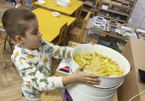 Dzieci składają susarke z owocami
