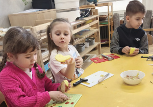 Dzieci obierają i kroją owoce