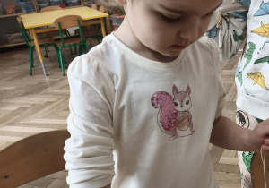 Dzieci obierają i kroją owoce