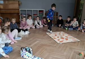 Dzieci wykonują zadanie marchewkowe