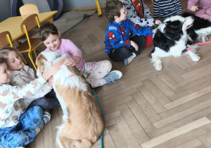 Psy podchodzą do dzieci