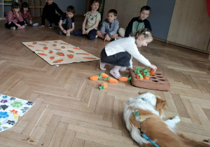 Dzieci wykonują zadanie marchewkowe
