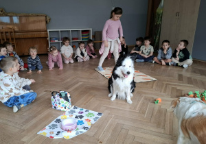 Dzieci wykonują zadanie marchewkowe