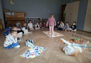 Dzieci wykonują zadanie marchewkowe