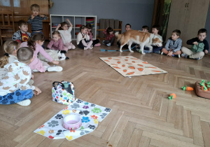 Dzieci wykonują zadanie marchewkowe