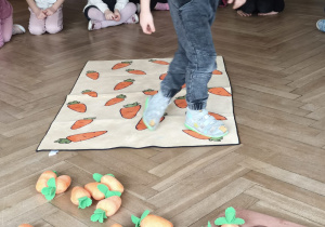 Dzieci wykonują zadanie marchewkowe