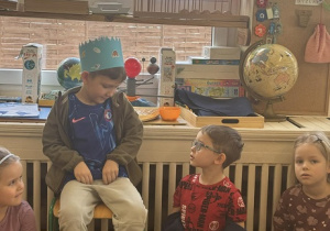 Zdjęcie przedstawia chłopca mówiącego jubilatowi za co go lubi.