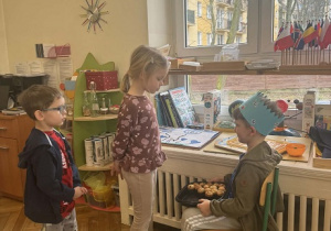 Zdjęcie przedstawia dziewczynkę składającą koledze życzenia.