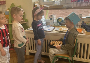 Zdjęcie przedstawia dziewczynkę składającą koledze życzenia.