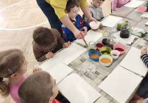 Dzieci malują farbami roślinnymi