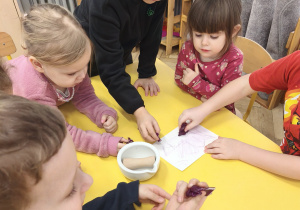 Dzieci malują burakiem