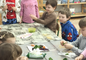 Dzieci rozdrabniają szpinak