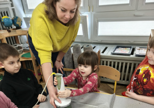 Dzieci miksują szpinak