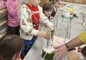 Dzieci miksują szpinak