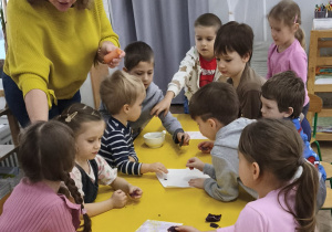 Dzieci malują burakiem