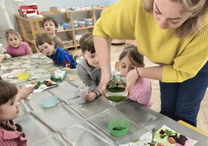 Odlewanie wody przez mamę Zosi i powstaje farba