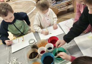 Dzieci malują farbami roślinnymi