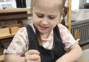 Dziecko rozgniata ugotowany burak