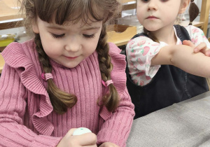 Dziecko rozgniata ugotowany burak