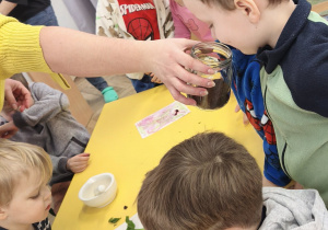 Chłopiec wącha kawę