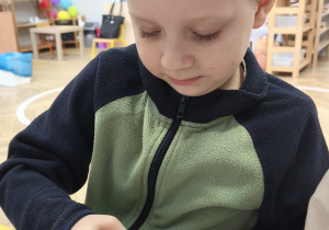 Dziecko rozgniata ugotowany burak