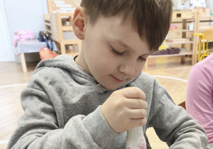 Dziecko rozgniata ugotowany burak