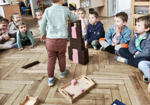 Tworzenie kompozycji podczas relaksacji i ćwiczenia ciszy.