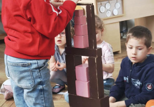 Tworzenie kompozycji podczas relaksacji i ćwiczenia ciszy.