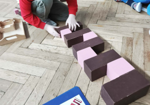 Tworzenie kompozycji podczas relaksacji i ćwiczenia ciszy.