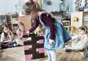 Tworzenie kompozycji podczas relaksacji i ćwiczenia ciszy.