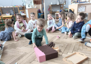 Tworzenie kompozycji podczas relaksacji i ćwiczenia ciszy.