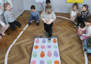 Na zdjęciach widzimy chłopca, który pokonują trasę ze śladami dinozaurów naśladując je.