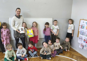 Na zdjęciu widzimy grupkę dzieci oraz mamę Alicji.