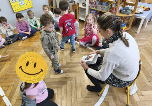 Na zdjęciu widzimy chłopca, który podchodzi do mamy Alicji, która pokazuje okładkę książki.