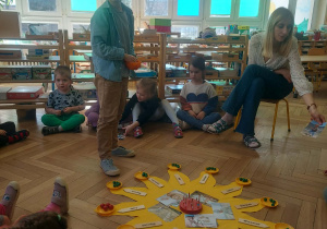 chłopiec rozkłada koraliki na słoneczku urodzinowym