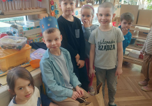 Jubilat z torbą w której są małe upominki dla dzieci