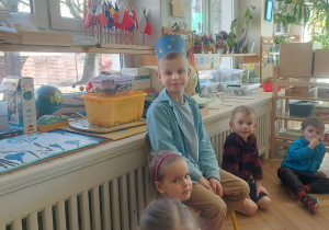 chłopiec w koronie na głowie