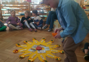 chłopiec rozkłada koraliki