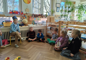 dzieci mówiące słowa mocy do jubilata