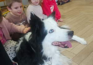 Na zdjęciu Lili wśród dzieci