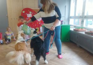 Dzieci dziękują Bibi i Lili za zajęcia torbą smakołyków