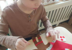 ciastek, którego tworzy chłopiec