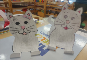 dwa koty wykonane z papieru przez dzieci