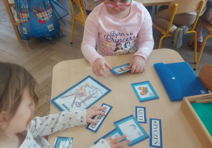 dwie dziewczynki, które układają karty - pory roku