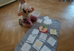 dziewczynka poznaje budowę jabłka