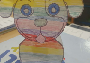 pies wykonany przez dziewczynkę w czasie swobodnej zabawy