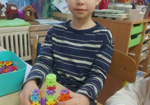 Robot wykonany z klocków przez chłopca