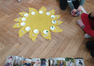 Chłopiec układa z korali swoją linie życia.