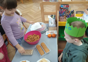 Dzieci częstują się słodyczami.