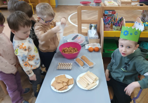 Dzieci częstują się słodyczami.